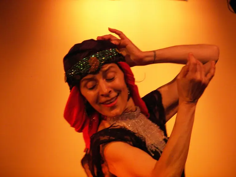 photo de Melisdjane sur scène en train de danser