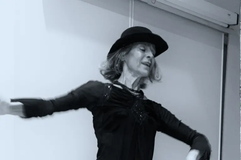 photo de Melisdjane sur scène en train de danser